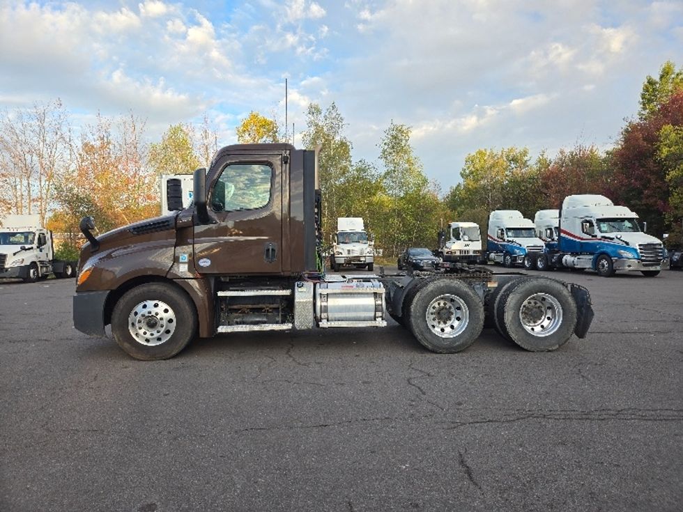 Day Cab Tractor-Heavy Duty Tractors-Freightliner-2020-T12664ST-Hazleton-PA-149,678\n\t\tmiles-$ 56,250 - Image 4