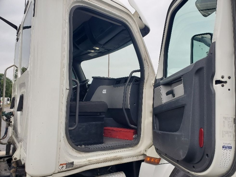 Day Cab Tractor-Heavy Duty Tractors-Freightliner-2020-T12664ST-Hazleton-PA-489,610\n\t\tmiles-$ 47,000 - Image 12