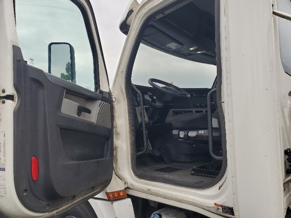 Day Cab Tractor-Heavy Duty Tractors-Freightliner-2020-T12664ST-Hazleton-PA-489,610\n\t\tmiles-$ 47,000 - Image 9