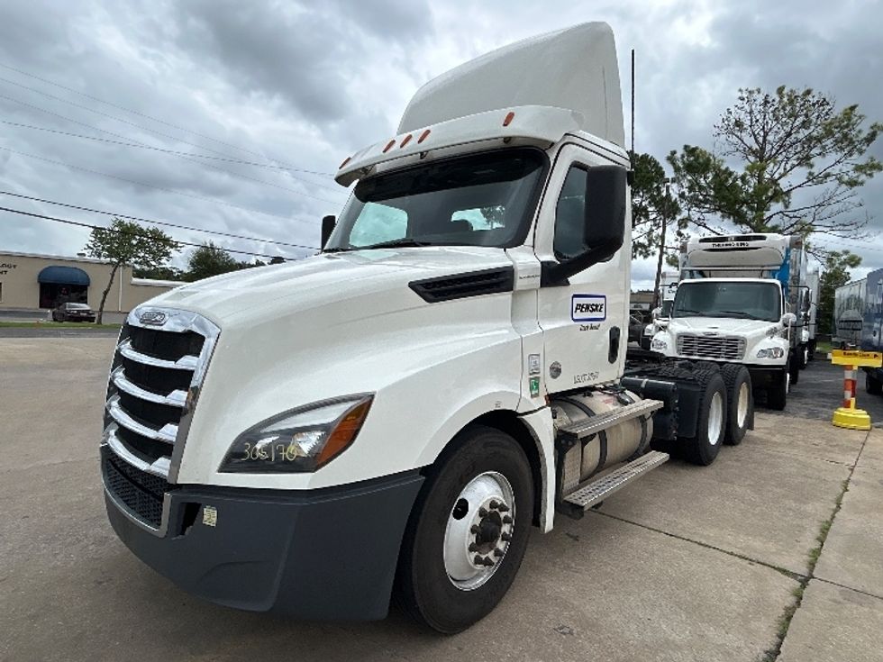 Day Cab Tractor-Heavy Duty Tractors-Freightliner-2020-T12664ST-Homewood-AL-420,102\n\t\tmiles-$ 43,750 - Image 3