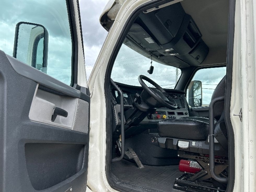 Day Cab Tractor-Heavy Duty Tractors-Freightliner-2020-T12664ST-Homewood-AL-420,102\n\t\tmiles-$ 43,750 - Image 9