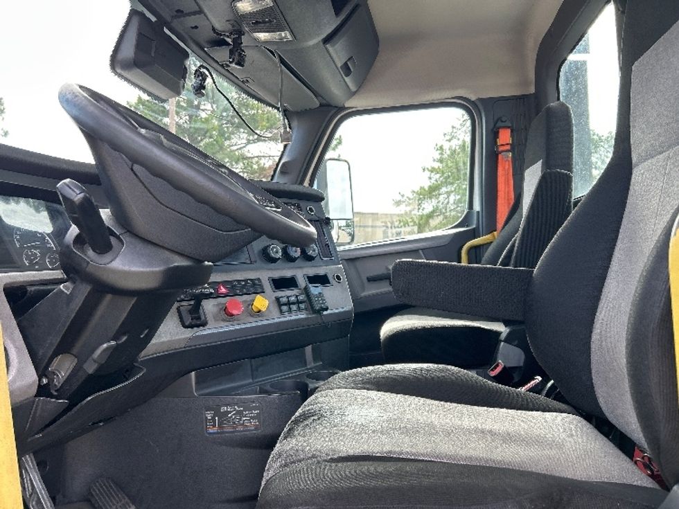 Day Cab Tractor-Heavy Duty Tractors-Freightliner-2020-T12664ST-Homewood-AL-524,371\n\t\tmiles-$ 41,250 - Image 6