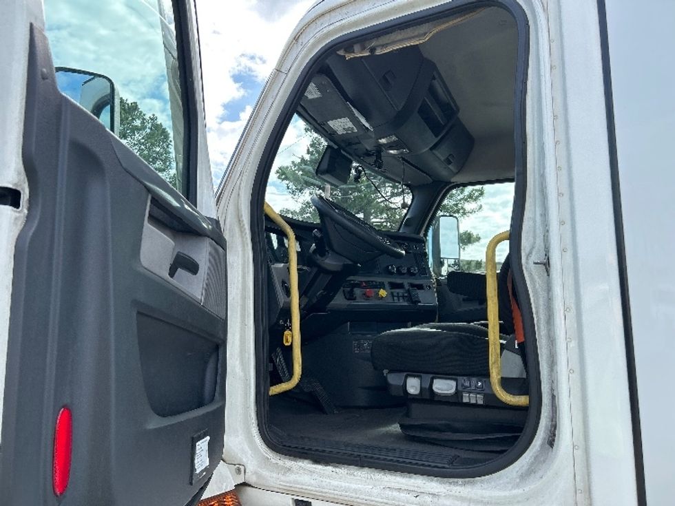 Day Cab Tractor-Heavy Duty Tractors-Freightliner-2020-T12664ST-Homewood-AL-524,371\n\t\tmiles-$ 41,250 - Image 8