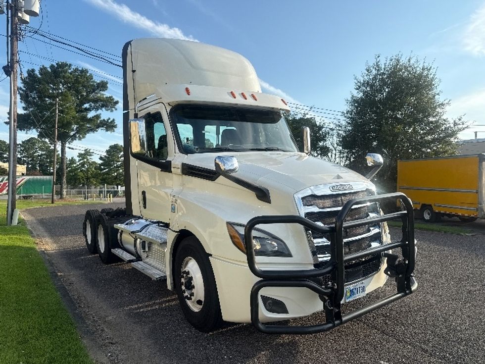 2020 Freightliner Cascadia 126" Day cab photo 19