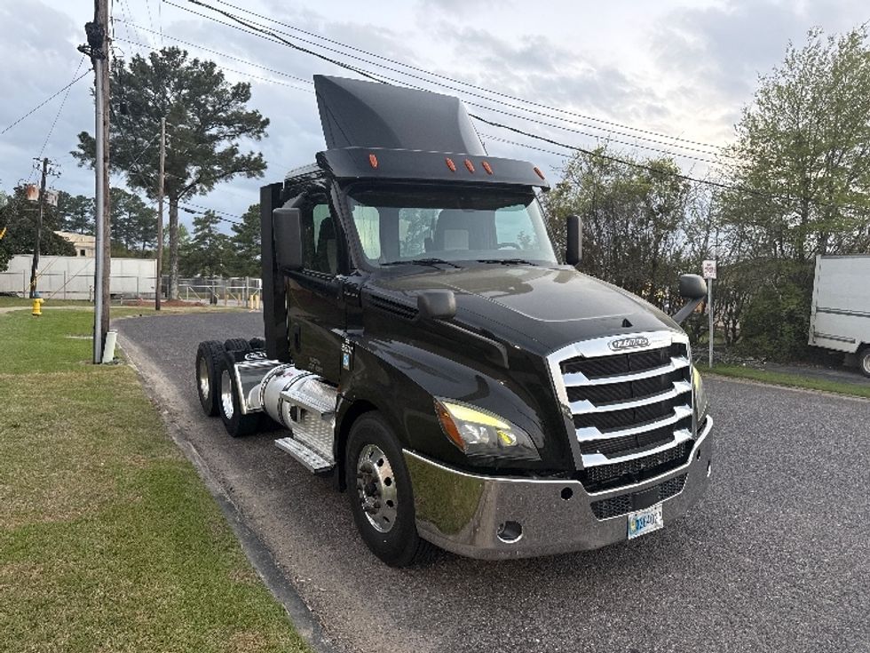 Day Cab Tractor-Heavy Duty Tractors-Freightliner-2020-T12664ST-Homewood-AL-544,687\n\t\tmiles-$ 39,500 - Image 1