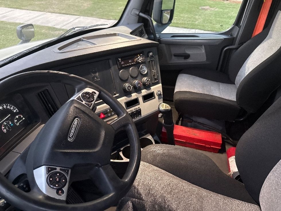 Day Cab Tractor-Heavy Duty Tractors-Freightliner-2020-T12664ST-Homewood-AL-544,687\n\t\tmiles-$ 39,500 - Image 10