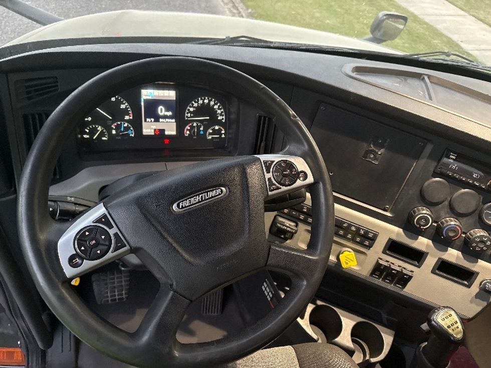 Day Cab Tractor-Heavy Duty Tractors-Freightliner-2020-T12664ST-Homewood-AL-544,687\n\t\tmiles-$ 39,500 - Image 11