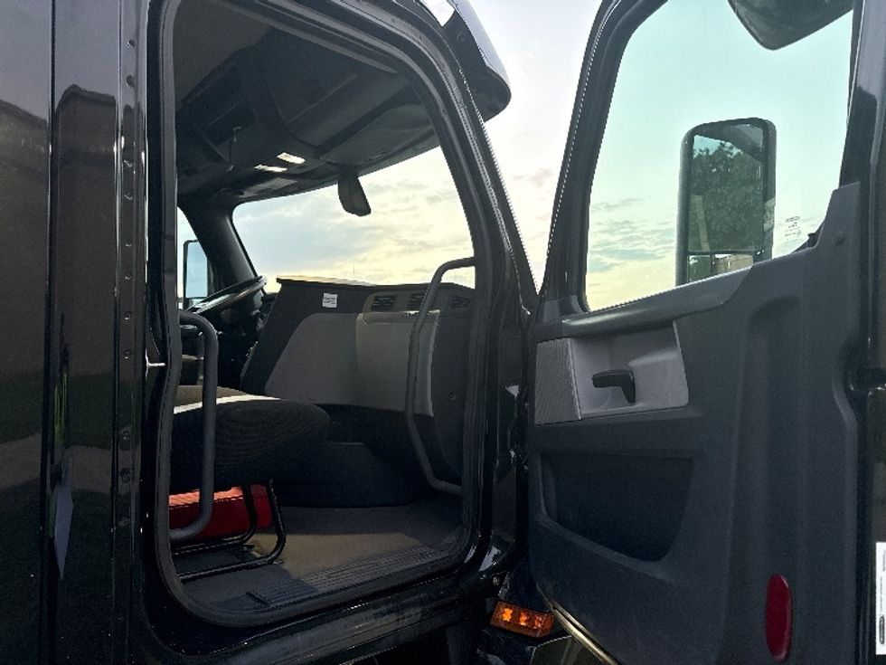 Day Cab Tractor-Heavy Duty Tractors-Freightliner-2020-T12664ST-Homewood-AL-544,687\n\t\tmiles-$ 39,500 - Image 12