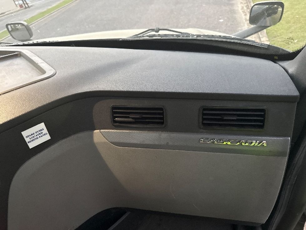 Day Cab Tractor-Heavy Duty Tractors-Freightliner-2020-T12664ST-Homewood-AL-544,687\n\t\tmiles-$ 39,500 - Image 13