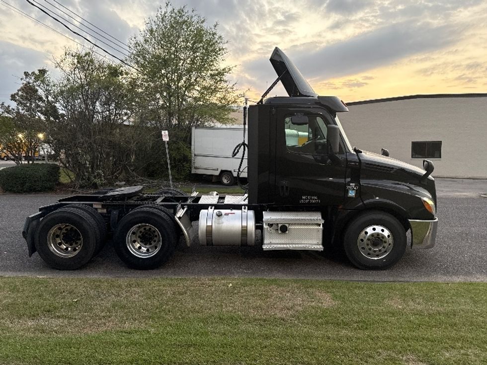 Day Cab Tractor-Heavy Duty Tractors-Freightliner-2020-T12664ST-Homewood-AL-544,687\n\t\tmiles-$ 39,500 - Image 8