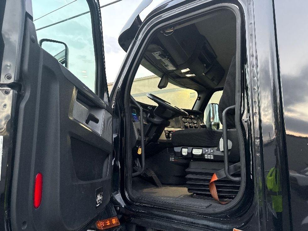 Day Cab Tractor-Heavy Duty Tractors-Freightliner-2020-T12664ST-Homewood-AL-544,687\n\t\tmiles-$ 39,500 - Image 9