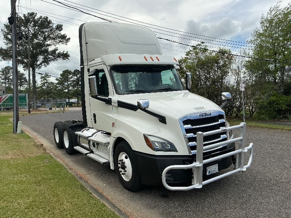 Day Cab Tractor-Heavy Duty Tractors-Freightliner-2020-T12664ST-Homewood-AL-569,696\n\t\tmiles-$ 40,750 - Image 1