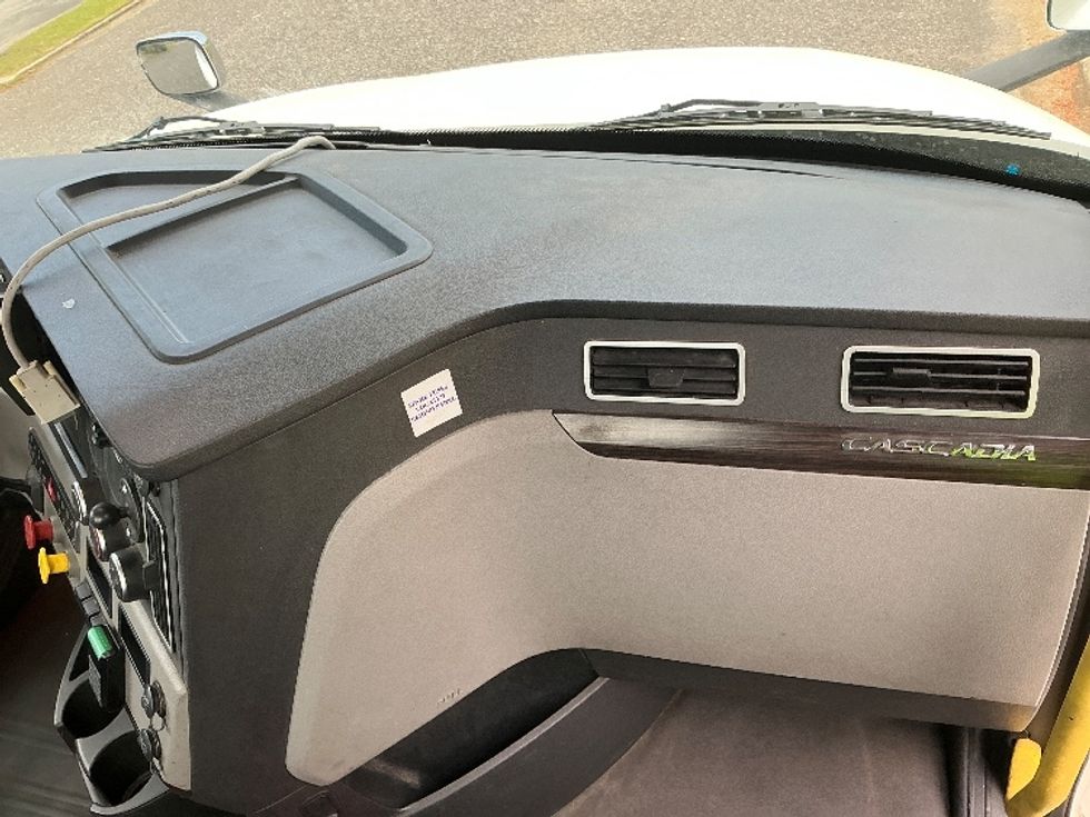 Day Cab Tractor-Heavy Duty Tractors-Freightliner-2020-T12664ST-Homewood-AL-569,696\n\t\tmiles-$ 40,750 - Image 13