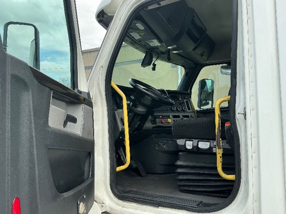 Day Cab Tractor-Heavy Duty Tractors-Freightliner-2020-T12664ST-Homewood-AL-569,696\n\t\tmiles-$ 40,750 - Image 9