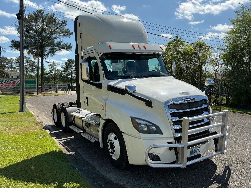 Day Cab Tractor-Heavy Duty Tractors-Freightliner-2020-T12664ST-Homewood-AL-584,860\n\t\tmiles-$ 39,250 - Image 1
