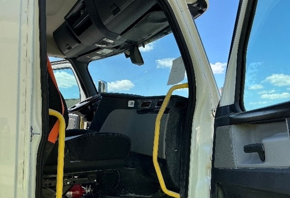 Day Cab Tractor-Heavy Duty Tractors-Freightliner-2020-T12664ST-Homewood-AL-584,860\n\t\tmiles-$ 39,250 - Image 12