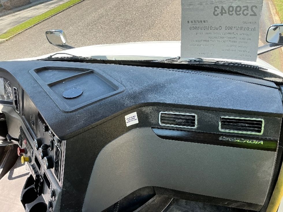 Day Cab Tractor-Heavy Duty Tractors-Freightliner-2020-T12664ST-Homewood-AL-584,860\n\t\tmiles-$ 39,250 - Image 13