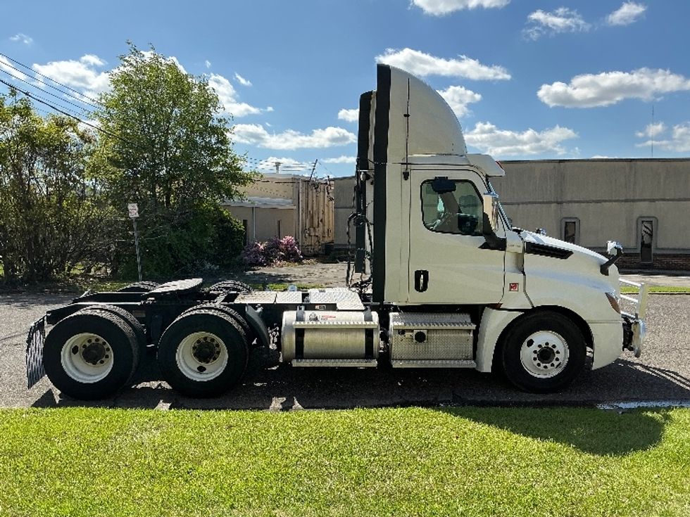 Day Cab Tractor-Heavy Duty Tractors-Freightliner-2020-T12664ST-Homewood-AL-584,860\n\t\tmiles-$ 39,250 - Image 8