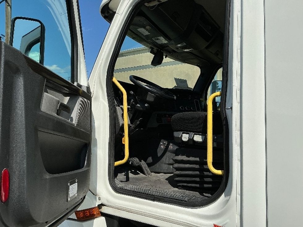 Day Cab Tractor-Heavy Duty Tractors-Freightliner-2020-T12664ST-Homewood-AL-584,860\n\t\tmiles-$ 39,250 - Image 9