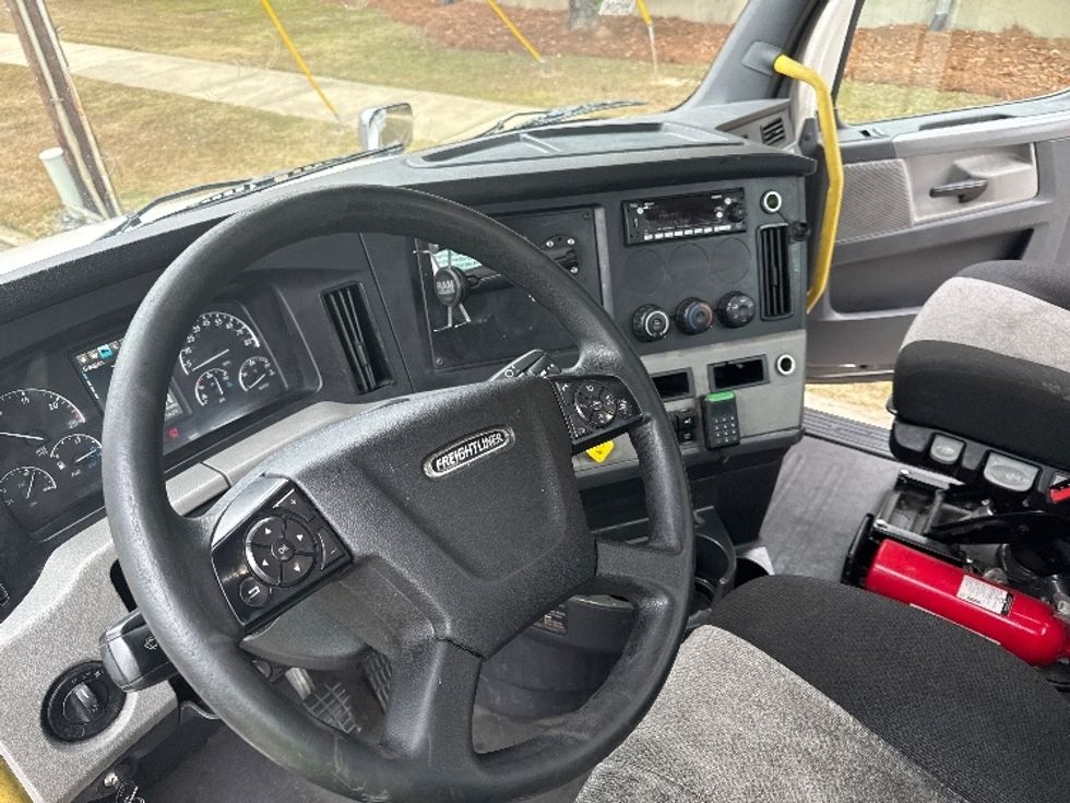 Day Cab Tractor-Heavy Duty Tractors-Freightliner-2020-T12664ST-Homewood-AL-586,259\n\t\tmiles-$ 37,750 - Image 10