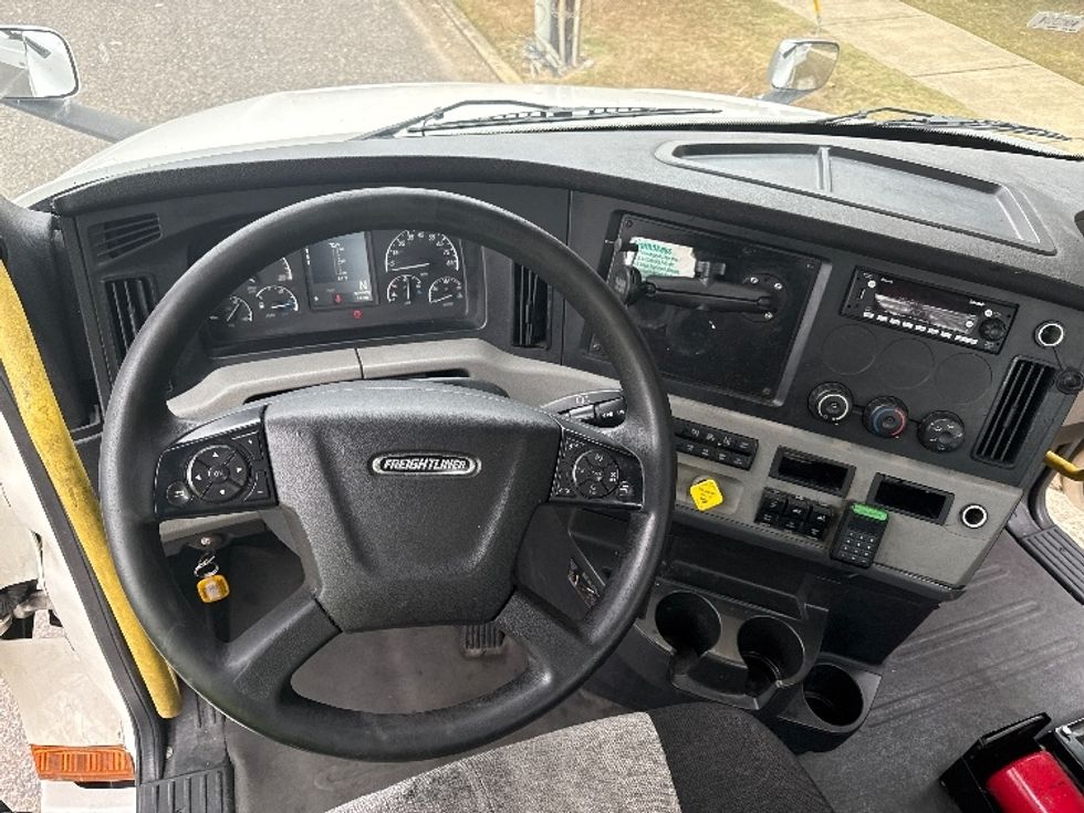 Day Cab Tractor-Heavy Duty Tractors-Freightliner-2020-T12664ST-Homewood-AL-586,259\n\t\tmiles-$ 37,750 - Image 11