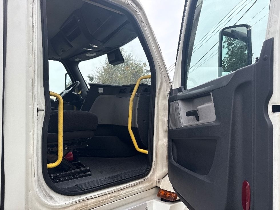 Day Cab Tractor-Heavy Duty Tractors-Freightliner-2020-T12664ST-Homewood-AL-586,259\n\t\tmiles-$ 37,750 - Image 12