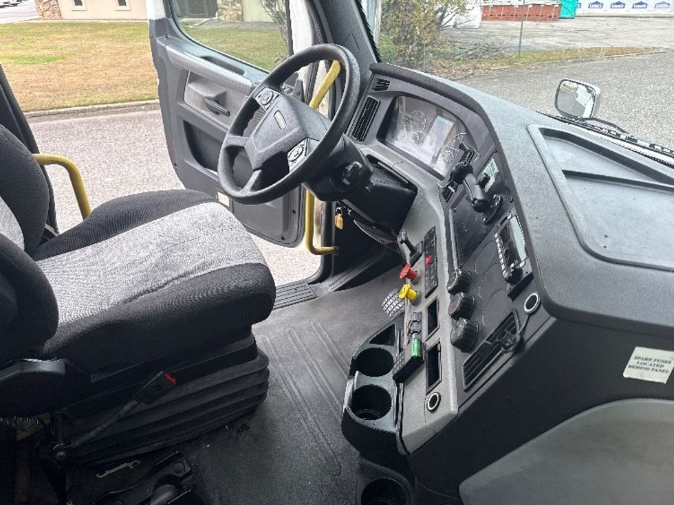 Day Cab Tractor-Heavy Duty Tractors-Freightliner-2020-T12664ST-Homewood-AL-586,259\n\t\tmiles-$ 37,750 - Image 14