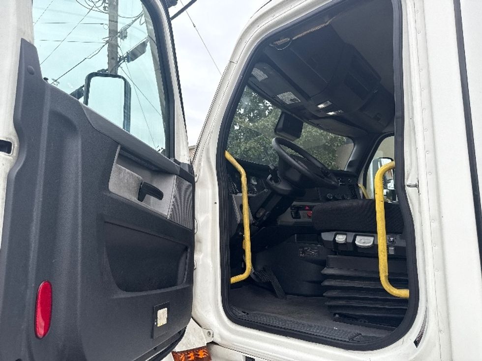 Day Cab Tractor-Heavy Duty Tractors-Freightliner-2020-T12664ST-Homewood-AL-586,259\n\t\tmiles-$ 37,750 - Image 9