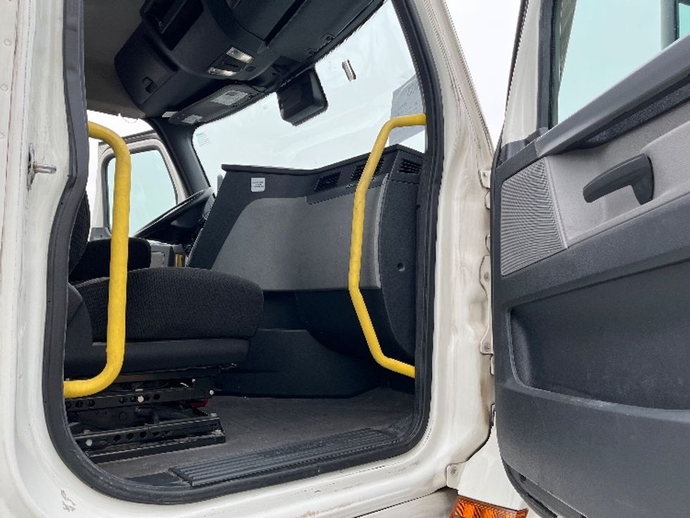 Day Cab Tractor-Heavy Duty Tractors-Freightliner-2020-T12664ST-Homewood-AL-603,910\n\t\tmiles-$ 36,000 - Image 12