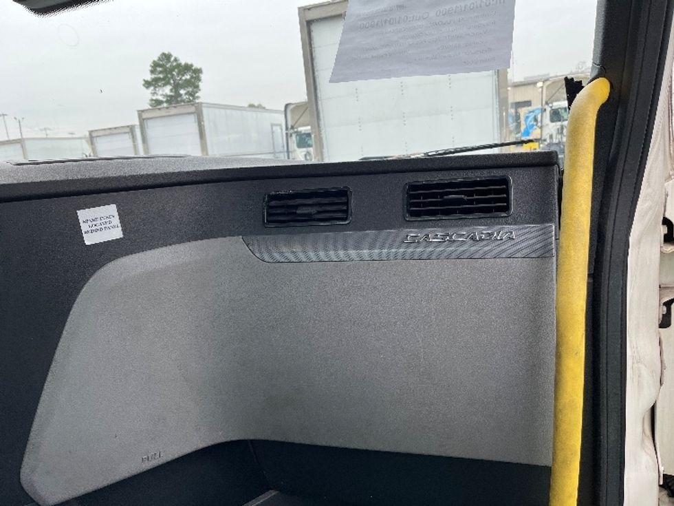 Day Cab Tractor-Heavy Duty Tractors-Freightliner-2020-T12664ST-Homewood-AL-603,910\n\t\tmiles-$ 36,000 - Image 13