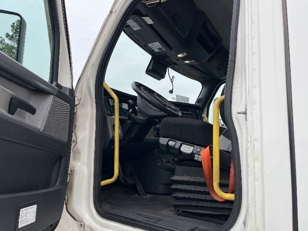 Day Cab Tractor-Heavy Duty Tractors-Freightliner-2020-T12664ST-Homewood-AL-603,910\n\t\tmiles-$ 36,000 - Image 9