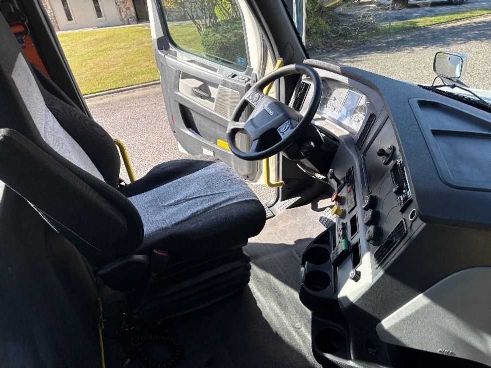 Day Cab Tractor-Heavy Duty Tractors-Freightliner-2020-T12664ST-Homewood-AL-606,184\n\t\tmiles-$ 36,000 - Image 14