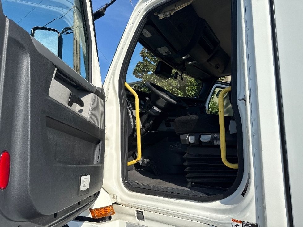 Day Cab Tractor-Heavy Duty Tractors-Freightliner-2020-T12664ST-Homewood-AL-606,184\n\t\tmiles-$ 36,000 - Image 9