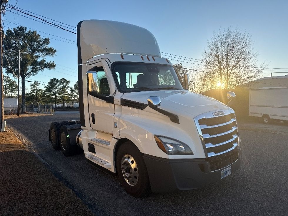 Day Cab Tractor-Heavy Duty Tractors-Freightliner-2020-T12664ST-Homewood-AL-613,049\n\t\tmiles-$ 35,000 - Image 1