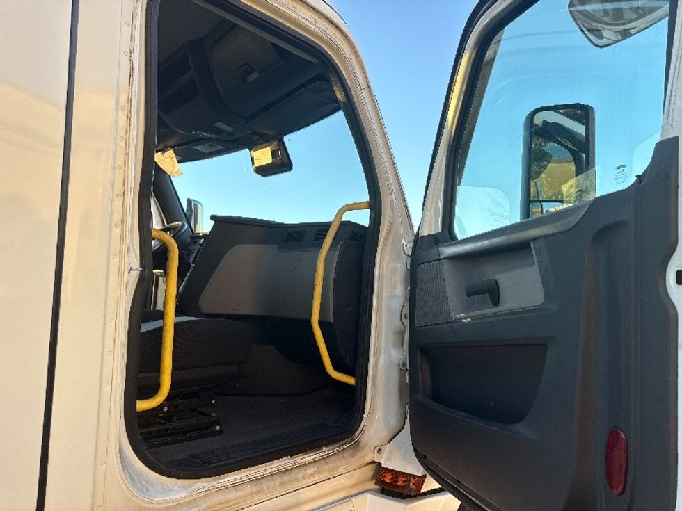 Day Cab Tractor-Heavy Duty Tractors-Freightliner-2020-T12664ST-Homewood-AL-613,049\n\t\tmiles-$ 35,000 - Image 12