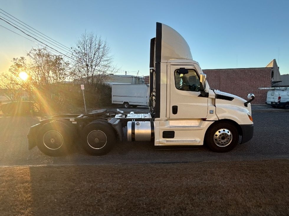 Day Cab Tractor-Heavy Duty Tractors-Freightliner-2020-T12664ST-Homewood-AL-613,049\n\t\tmiles-$ 35,000 - Image 8