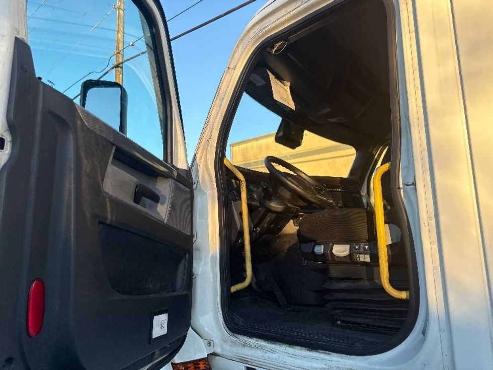 Day Cab Tractor-Heavy Duty Tractors-Freightliner-2020-T12664ST-Homewood-AL-613,049\n\t\tmiles-$ 35,000 - Image 9