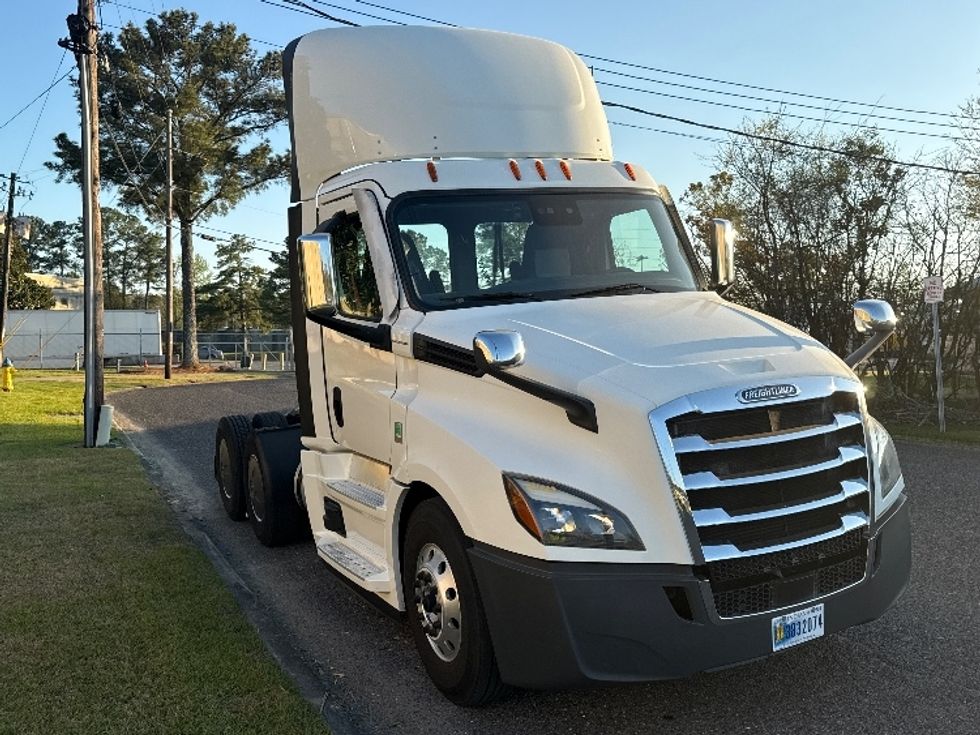 Day Cab Tractor-Heavy Duty Tractors-Freightliner-2020-T12664ST-Homewood-AL-626,355\n\t\tmiles-$ 31,750 - Image 1