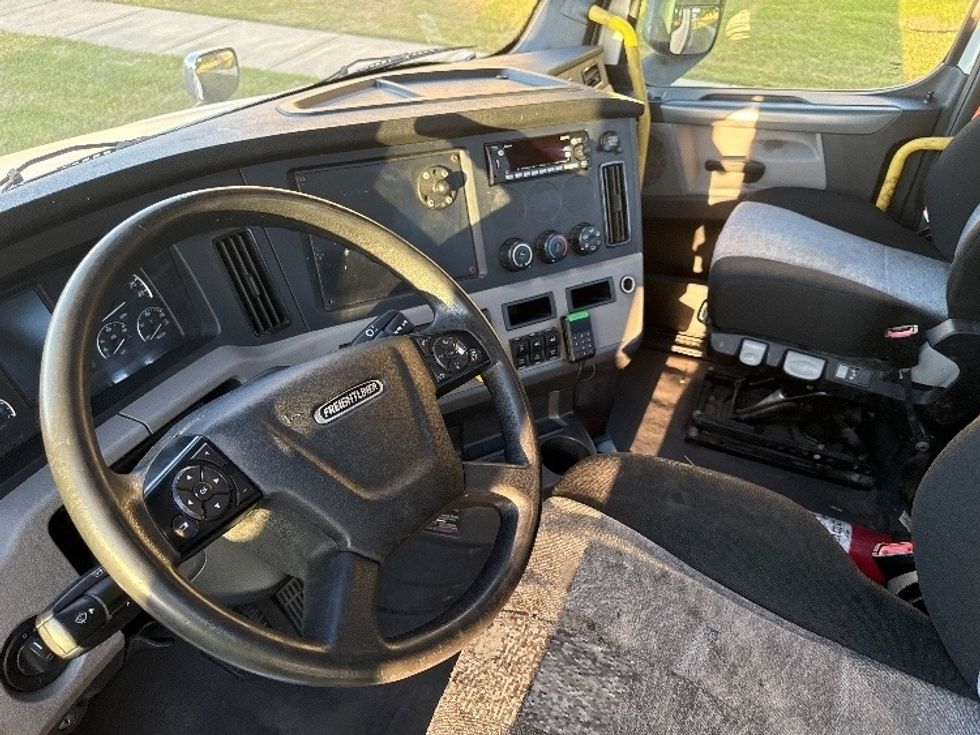 Day Cab Tractor-Heavy Duty Tractors-Freightliner-2020-T12664ST-Homewood-AL-626,355\n\t\tmiles-$ 31,750 - Image 10