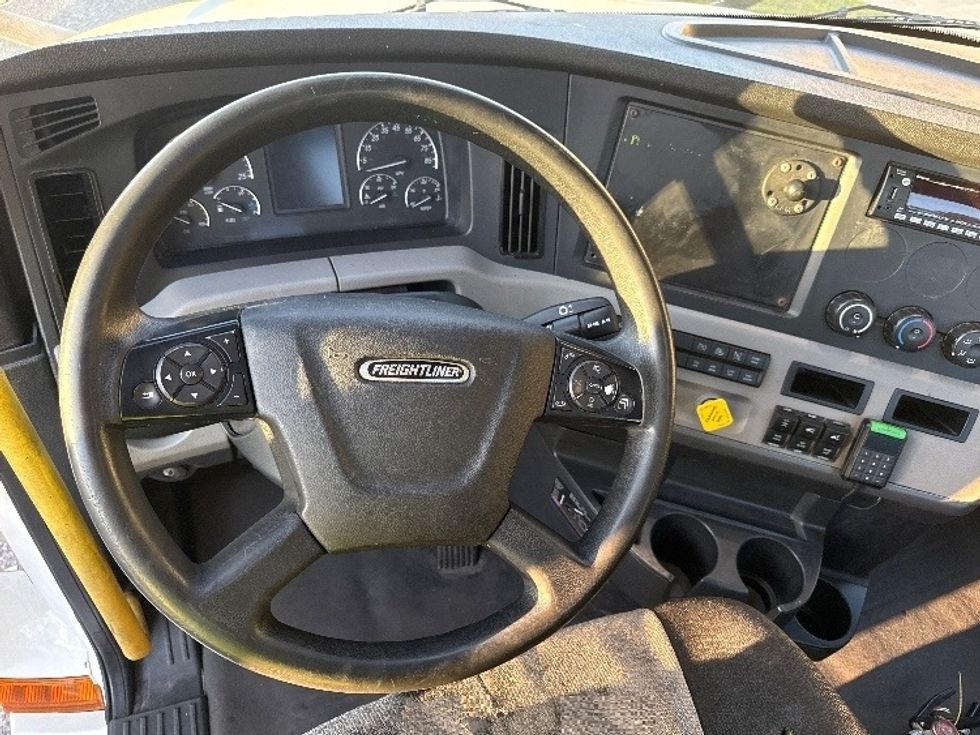 Day Cab Tractor-Heavy Duty Tractors-Freightliner-2020-T12664ST-Homewood-AL-626,355\n\t\tmiles-$ 31,750 - Image 11