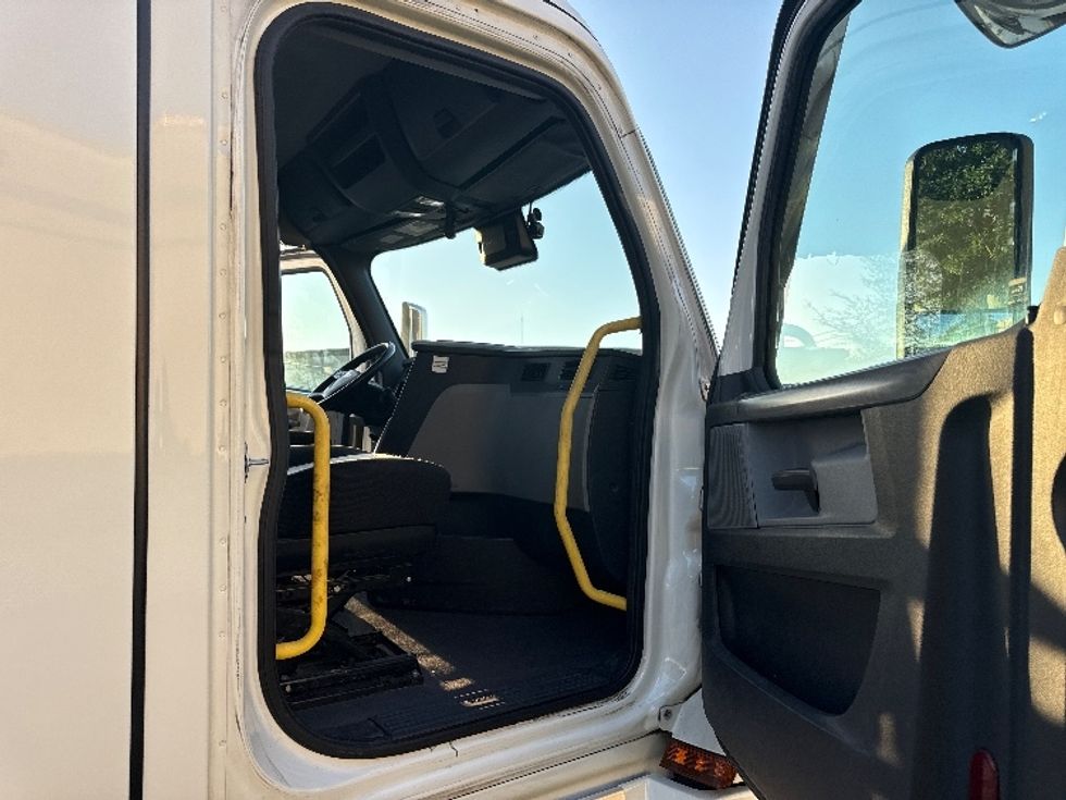 Day Cab Tractor-Heavy Duty Tractors-Freightliner-2020-T12664ST-Homewood-AL-626,355\n\t\tmiles-$ 31,750 - Image 12