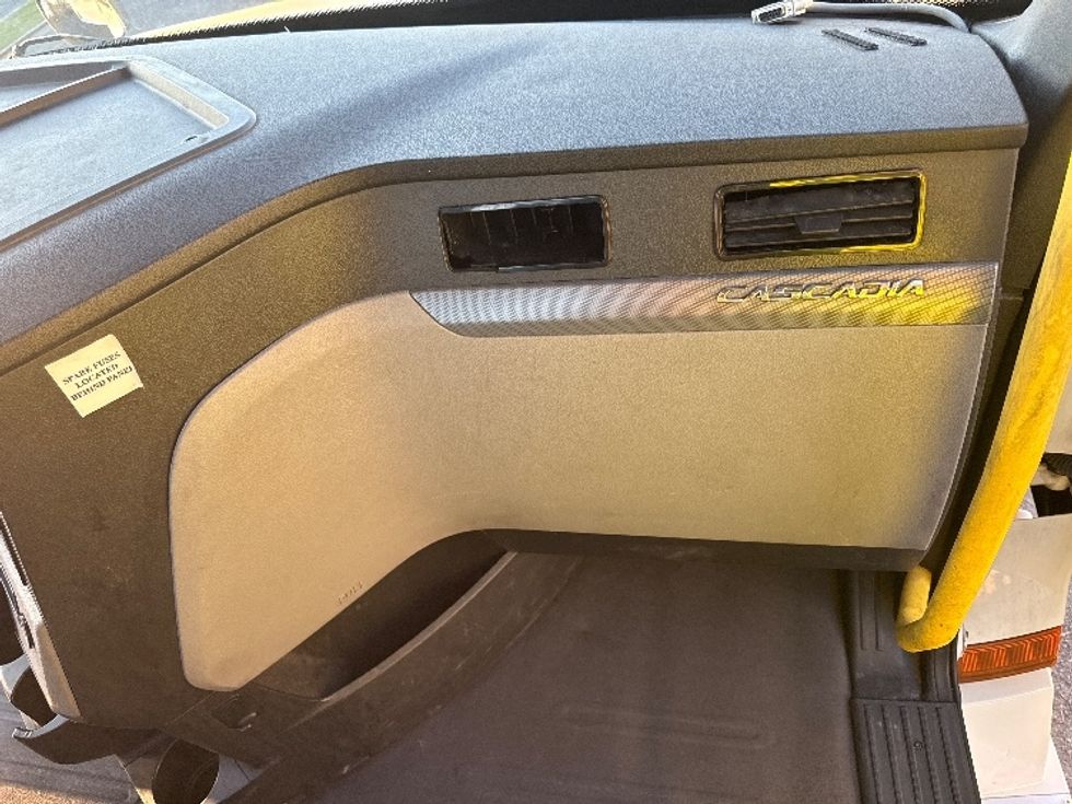 Day Cab Tractor-Heavy Duty Tractors-Freightliner-2020-T12664ST-Homewood-AL-626,355\n\t\tmiles-$ 31,750 - Image 13