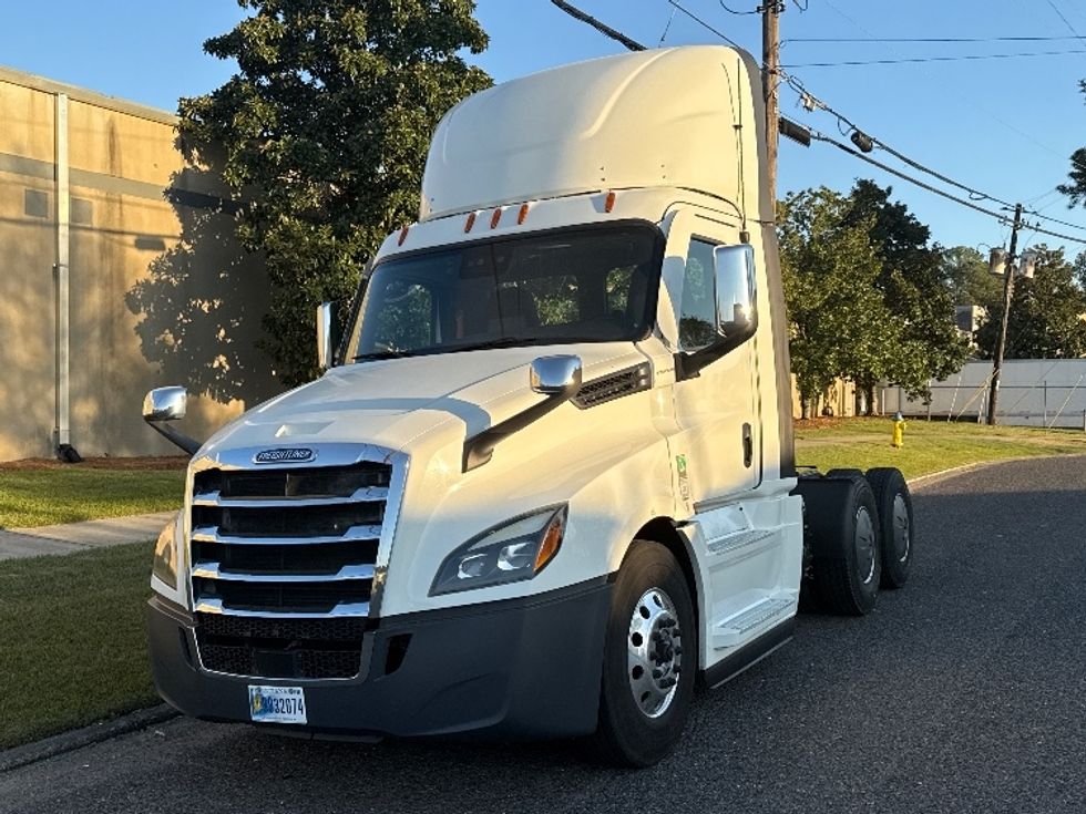 Day Cab Tractor-Heavy Duty Tractors-Freightliner-2020-T12664ST-Homewood-AL-626,355\n\t\tmiles-$ 31,750 - Image 3