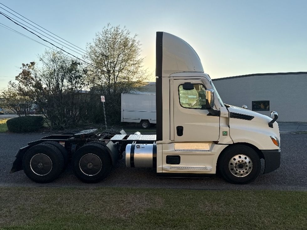Day Cab Tractor-Heavy Duty Tractors-Freightliner-2020-T12664ST-Homewood-AL-626,355\n\t\tmiles-$ 31,750 - Image 8