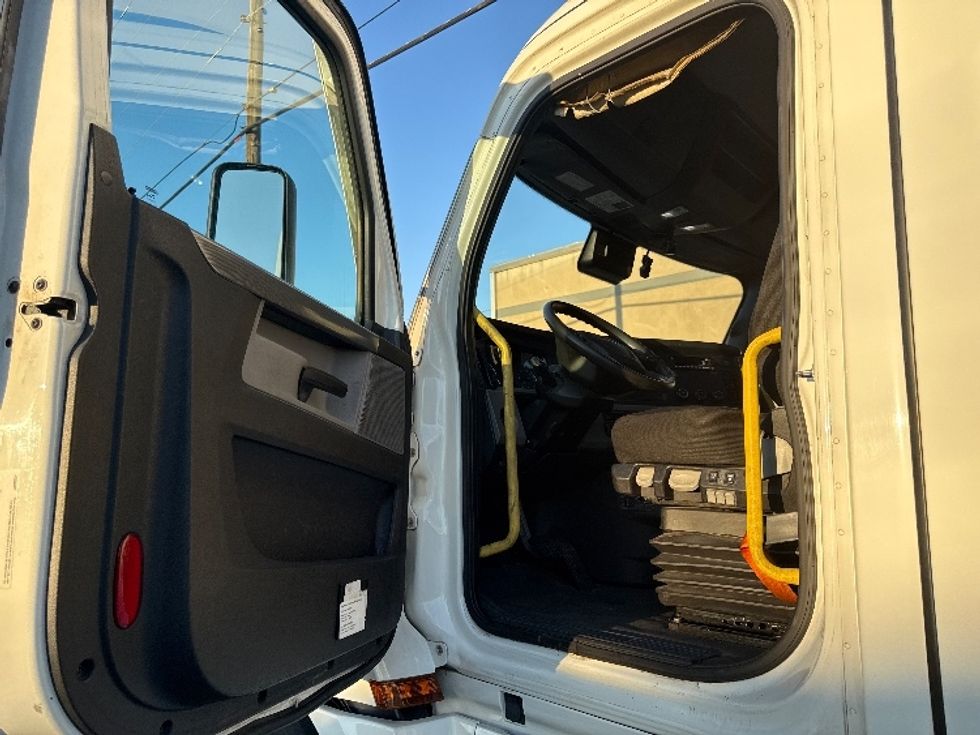 Day Cab Tractor-Heavy Duty Tractors-Freightliner-2020-T12664ST-Homewood-AL-626,355\n\t\tmiles-$ 31,750 - Image 9