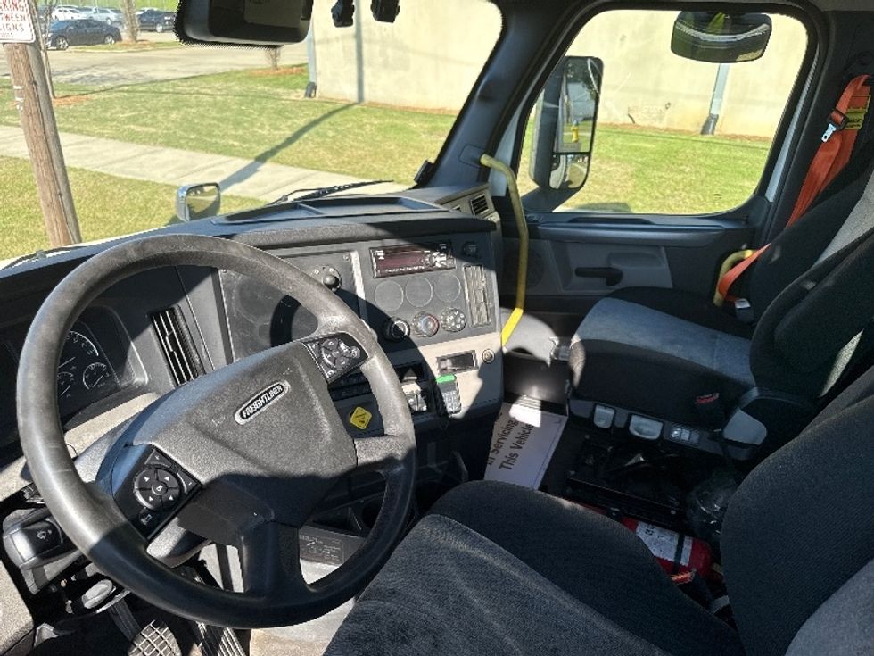 Day Cab Tractor-Heavy Duty Tractors-Freightliner-2020-T12664ST-Homewood-AL-647,395\n\t\tmiles-$ 29,750 - Image 10