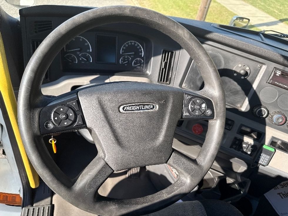 Day Cab Tractor-Heavy Duty Tractors-Freightliner-2020-T12664ST-Homewood-AL-647,395\n\t\tmiles-$ 29,750 - Image 11