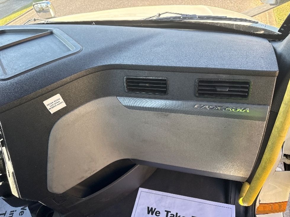 Day Cab Tractor-Heavy Duty Tractors-Freightliner-2020-T12664ST-Homewood-AL-647,395\n\t\tmiles-$ 29,750 - Image 13