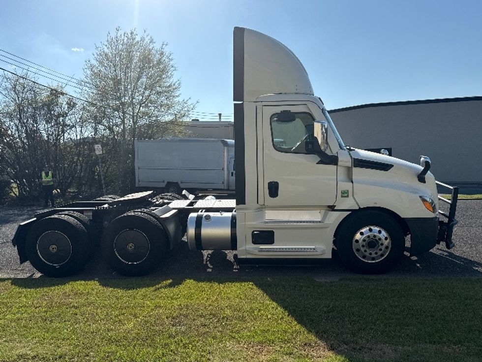 Day Cab Tractor-Heavy Duty Tractors-Freightliner-2020-T12664ST-Homewood-AL-647,395\n\t\tmiles-$ 29,750 - Image 8