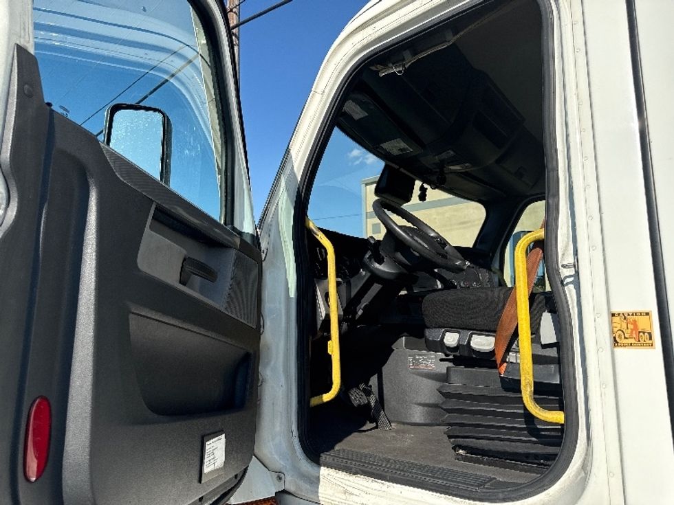 Day Cab Tractor-Heavy Duty Tractors-Freightliner-2020-T12664ST-Homewood-AL-647,395\n\t\tmiles-$ 29,750 - Image 9